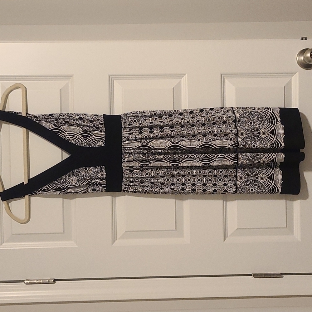 NEW York & Co Black/White sleeveless sun dress Medium